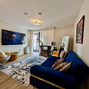 Modern Flat With Beautiful Balcony Daire Londra
