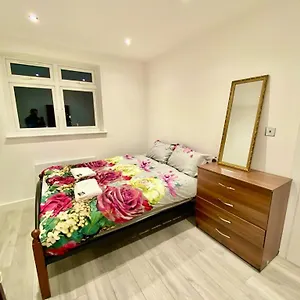 Lovely One Bedroom Flat In With Car Park * London