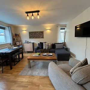 Spacious 2 Bedroom London