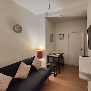 Apartment Cosy 2-bed Flat, 8 Min To Tube London