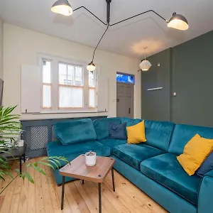 Pass The Keys Airy 1850s Coach House With Private Balcony * London