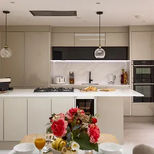 3-bdr Stunning Lux Parking Holiday home London