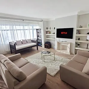 Spacious 3br In Heart Of Wimbledon Apartment *