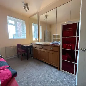 Single 10 Minutes To Homestay London