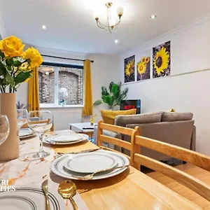 50 Percent Off Monthly - 1br And 1 Sofa Bed, Only Two Mins Walk To Clapham Junction Station Apartment
