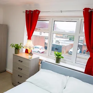 Beautiful Modern In London, Free Parking, Family Home, Sleeps 9, Close To Railway Station Holiday home