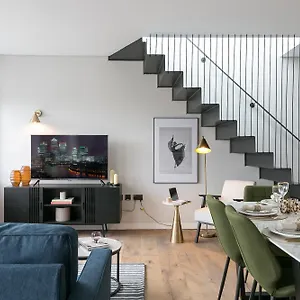 Urban Chic - Clink Street *