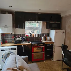 In Guest - Ground Floor Two Bedroom Flat * London