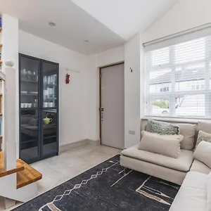 Chic & Trendy 1-bed In Wimbledon Apartment London
