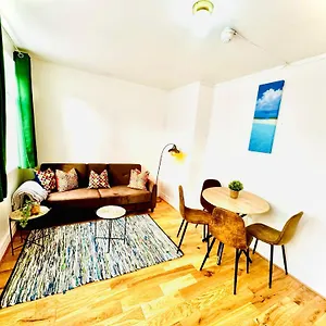 Modern Flat Steps From Finsbury & Emirates Stadium! * London