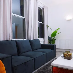 3 Bed, 2 Bath With Terrace & Local Entertainment Apartment *