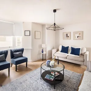 10 Mins Walk To The Oval, The Kennington Retreat Apartment
