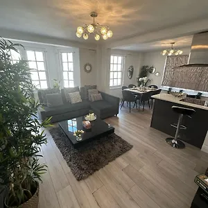 Apartment Spacious 3 Bedroom Flat In The Heart Of