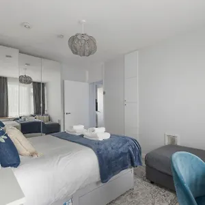 Apartment Monthly For 3-bedroom Only 5 Minutes To Hoxton Station *