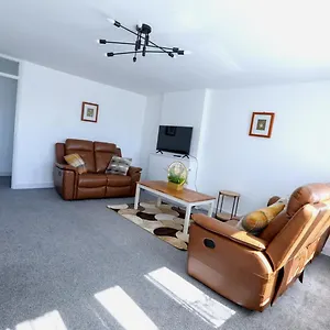 5 Bedrooms Homely House With Garden-sleeps 11 Comfortably On 5 Double Beds, 1 Single Bed, Onsite Private Parking,business Travellers, Contractors, & Holiday-goers, Family Groups, Near Westfield Stratford,excel Centre,o2 Arena,elizabeth Line,central L Bed & Breakfast
