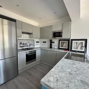 - Spacious 6 Bedroom Retreat