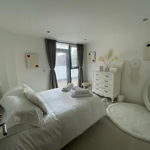 Homestay Charming & Cosy Double With Balcony In Wembley - Walking Distance To Wembley Stadium!