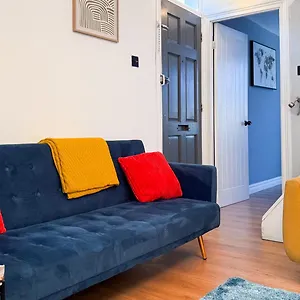 Spacious 4-bedroom Near London Bridge, Fast Wi-fi, Dryer & Quick Access To London Holiday home Norwood