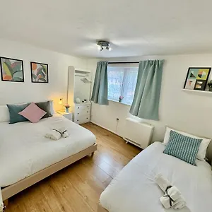 Tranquil 2 Bed Near Downtown & Free Parking Apartment *