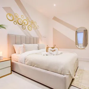 Modern Ground Floor, 2 Bed, 2 Bath By Livra Estate Short Lets & Serviced South With Garden