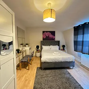 Hyde Park Comfortable Family Apartment