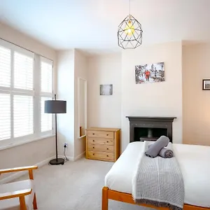 Feriehus Beautiful 4 Bedroom House With Separate Office & Garden *
