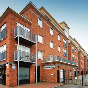 Apartment Riverbank Point By Flying Butler Uxbridge
