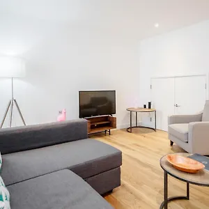 Gray's Road Apartment *