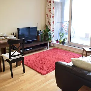 1 Bedroom In Canary Wharf With Balcony Apartment