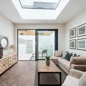 Modern, Bright & Elegant 3 Bed Fulham Maisonette London