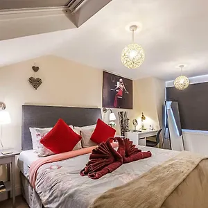 Guest house Greyhound Road London