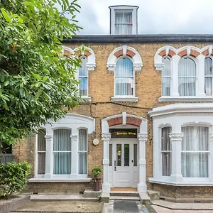 Queens Drive At Finsbury Park 3* London
