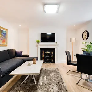 Apartment Large Two Bed With Private Entrance And Patio *