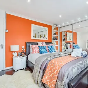 Homestay Docklands Stay, In Modern Spacious House - Near Excel Centre, Airport, Uel,sleeps 2 London
