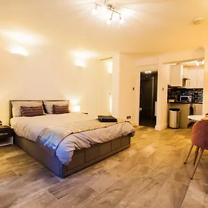 River Den Apartment *