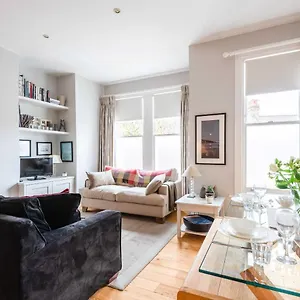 Bright Family Close To Wandsworth Common *