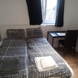 En-suite Room, 1gb Fast Wi-fi, Monitor, Kingsize Bed, Close Sainsbury's &wandle Park Croydon
