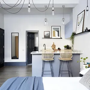 Contemporary - Minutes From Angel Tube St. Apartment