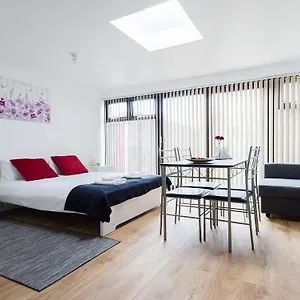 Rainbow Canary Wharf Apartment