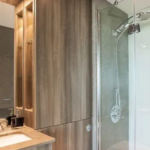 St Georges Wharf Apartment *