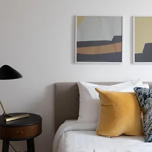 Apartment - Luxury And Spacious With Balcony London