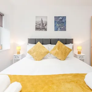 Watford Town Centre Serviced Apartment: Flexible Beds & Free Entertainment Apartment *