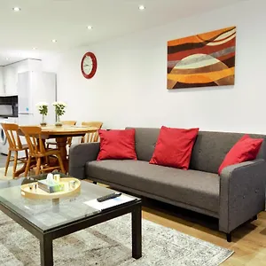 Stylish 2 Bedroom In The Heart Of Greenwich Apartment *