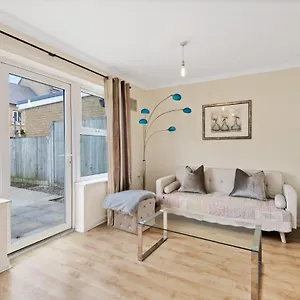 Super 2 Bedroom House Near Canary Wharf, O2 Arena & Excel For 5 People Holiday home
