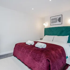 Stunning 2 Bedroom Duplex In Center Of Camden! London