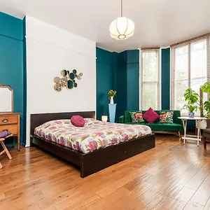 Boutique Style Large In Victorian Conversion Homestay *