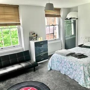 Guest house Camden Double Bedroom With Super Large King Bed *