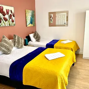 Ensuite With Small Kitchenette, Private Bathroom And Parking Ilford