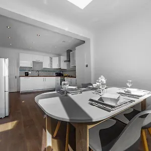 Flourish - The Avenue - Tottenham Apartment *