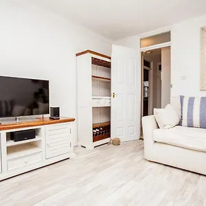 Apartment Modern And Spacious 1 Bedroom With Balcony London